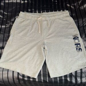 Men’s Michael Khors light weight shorts
XL
Lightly worn